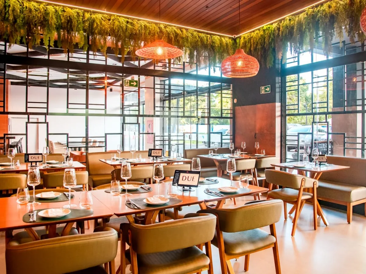 Salão do DUE Restaurante com vista para a rua, projeto da Híbrida Arquitetura